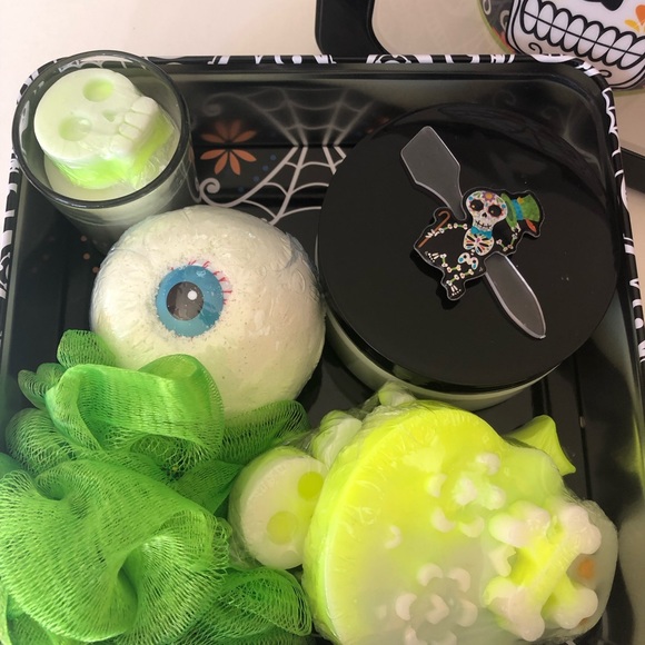 SOLD-Skull Spa Set (Lemon Eucalyptus ) - Picture 2 of 7